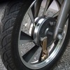 前輪部。リーディングトレーリングブレーキは日本車に比べて簡素