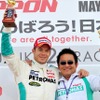 フォーミュラ・ニッポン開幕戦表彰台。ロッテラー（向かって左）と舘信秀監督
