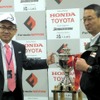 溝畑宏環境庁長官が、環境庁長官杯を、シリーズ運営団体JRPの白井裕社長に届けた