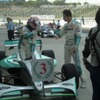 トムスの1-3フィニッシュ。3位の中嶋一貴（左）と優勝のロッテラーが握手