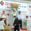 今季開幕戦を制したのはロッテラー（中央）。右隣は舘信秀トムス監督、3位の同僚・中嶋一貴（右）も笑顔。2位は小暮卓史（左）
