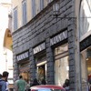 ナンニーニ氏が経営するカフェ本店の前をミッレミリア参加車両が通過する。2011年５月14日