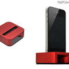 レッドの本体とiPhone 4の装着イメージ（iPhone 4は別売） レッドの本体とiPhone 4の装着イメージ（iPhone 4は別売）