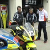 開幕戦鈴鹿に続いて、今回の九州オートポリス戦も２輪レースとの併催。インパルの星野一義監督（左端）も、若き日のライダー時代を思い出した？