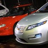 EV1（赤）とシボレー・ボルト（銀。2008年のイベント）。EV1はブランド名無しのGM EV1、つまり全GMプロジェクトという位置づけだった。
