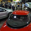 EV1（赤）とシボレー・ボルト（銀。2008年のイベント）。EV1はブランド名無しのGM EV1、つまり全GMプロジェクトという位置づけだった。