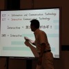 【EDIX】電子黒板による実践的英語授業…暁星小学校 プレゼンも電子黒板の機能を使って行う