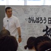 本牧埠頭を視察するゴーン社長