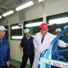 タイ工場塗装工程を視察する三菱自動車益子社長