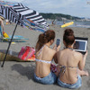 海辺のシートやビーチチェアに寝転びながら、iPadの大画面で、アプリやコンテンツを楽しむことができる
