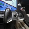 ガーミン社製の最新アビオニクス、G3000。大型のフラットディスプレイ3枚にデータを表示、中央に2枚のタッチパネル式ディスプレイを組み合わせた、完全なグラスコックピット。効率的に情報を表示出来、マニュアルをほとんどど必要とせず、パイロットの操作性を大幅に向上させてている。