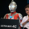 新製品発表会にかけつけた上戸彩さんとウルトラマン