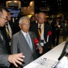 ITSジャパンの名誉会長　豊田章一郎氏が会場を訪問。PAS社社長の柴田雅久氏の説明を受けた