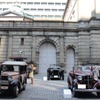 日銀前に集合した参加車。左は日産自動車保有のダットサン12型。右はダットサン・ロードスター。