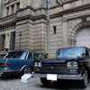 セドリック・カスタム。この背景にとても似合っている。横はメルセデスベンツ600。