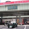 パレード中の参加車たち。