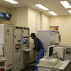 ダイナモ設備に隣接する評価室。各種のコンピューターが設置されている。