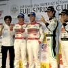 左からGT500のJAF GP獲得者3人、大駅監督、柳田、クインタレッリ。さらにGT300のJAF GP獲得者、谷口と番場。