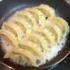 タレの準備が一通りすんだら、ギョーザを焼きます