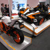 「RC8R」（手前）と「X-BOW」