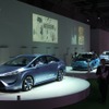 エコカー3台が揃い踏み。手前から燃料電池車、EV、プラグインハイブリッド車（東京モーターショー11）
