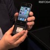 iPhone 4を充電スリーブに装着する必要がある