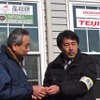 物販店用の1棟は気仙沼市に無償貸与される。キーを受け取る菅原茂気仙沼市長（左）