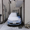 これは東京に雪が降った日のプリウスPHV。この日ではないが、マイルーム機能をつかって車内に閉じこもりオーディオの設定に集中した。ご近所さんと目があってご挨拶も。