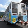 栃木県湯西川で運行中の水陸両用バス（資料画像）