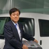 三菱自動車が発売した交流100Vで最大1500Wまで電源供給できる『MiEVパワーボックス』(写真:益子修社長)