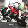 【東京モーターサイクルショー12】BMW S1000RR のウィリー走行を疑似体験