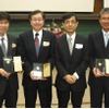 JX日鉱日石エネルギー、ZPテクノロジーで「化学技術賞」を受賞。左より、小宮健一、五十嵐仁一、岡崎 肇 (中央技術研究所長)、八木下和弘