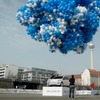 フォルクスワーゲンup！を2万個の風船で空中に浮かび上がらせようという実験