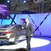 インフィニティのEVセダンコンセプト、LEを披露する日産自動車のカルロス・ゴーン社長兼CEO（ニューヨークモーターショー12）