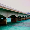 沖縄県北部、今帰仁村の古宇利島と名護市の屋我地島を結ぶ古宇利大橋。長さ1960m（2012年4月19日撮影）