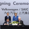 中国の温家宝首相、ドイツのメルケル首相を招いて行われたフォルクスワーゲングループの中国新工場の調印式