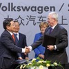 中国・温家宝首相とドイツ・メルケル首相が、ウォルフスブルグのフォルクスワーゲン工場を訪問
