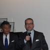 カッシーナ・イクスシー代表取締役社長の森康弘氏（左）とフェラーリ・アジアパシフィックプレジデント＆CEOのハーバート・アプルロス氏（右）