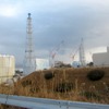 東京電力福島第一原子力発電所。免震重要棟裏より2、3号機原子炉建屋を臨む（2012年1月10日）