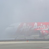 ゲートに向かうエアアジア・ジャパンの機体は、歓迎のウォーターサリュート（消防車の放水）の水煙に曇った（11日・成田国際空港）
