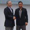 マツダ・山内社長（左）とサッカー日本代表長友佑都氏（右）