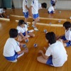 ダンロップものづくり教室 完成したスクローラーで遊ぶ児童