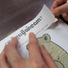 翻訳シールを貼る付けて海外の子ども達へ