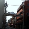 板橋区板橋宿東口。2.1GHzも受信する。通りが旧中山道で、画面外左側が現中山道。撮影者背後で鋭角に交差している。