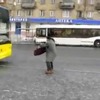 ロシアで銃を構え、路線バスを強引に停車させる男性