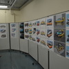 モデラー育成講座の会場には学生のデザイン画がずらりと並ぶ