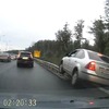 ロシアで路肩走行していた1台の車の結末