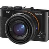 ソニー「サイバーショット」DSC-RX1。本体は手のひらに載るコンパクトさ