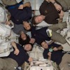 こうのとり3号機の中で記念撮影をする第32次長期滞在クルー