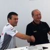 曙ブレーキ工業 信元久隆社長（右）、マクラーレンF1チームのJohn Cooper氏（左）